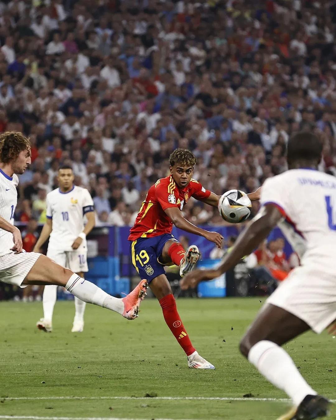 梅西新赛季技艺秀让对手无奈让球迷至嗨 梅西新赛季技艺秀让对手无奈让球迷至嗨